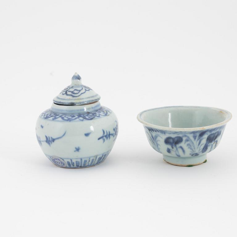 A Swatow jar woth cover and a Swatow bowl, Ming dynasty (1368-1644).