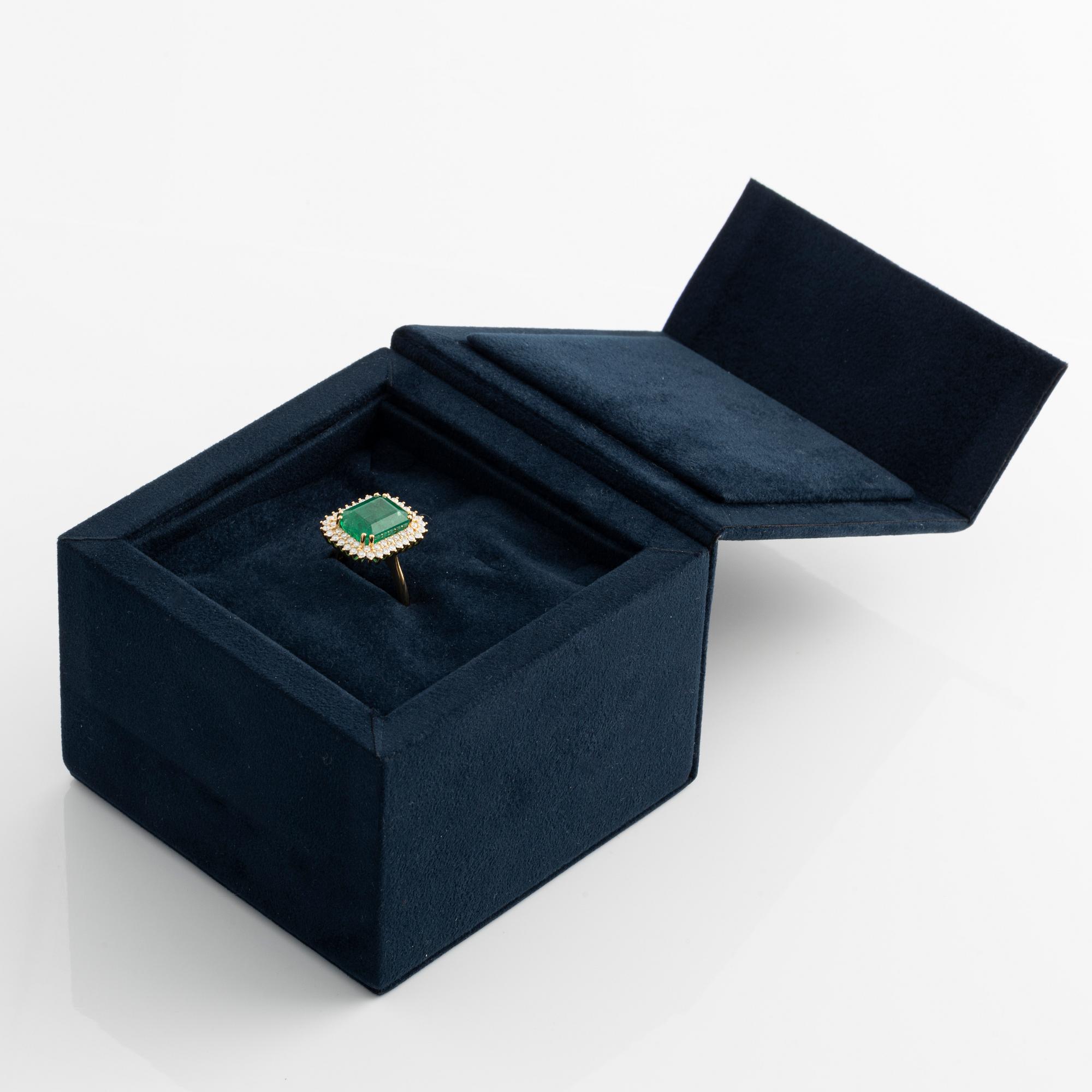 Ring with emerald-cut emerald and brilliant-cut diamonds.