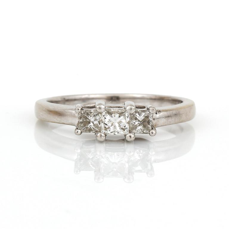 RING, platina med prinsesslipade diamanter, tot ca 0,47 ct. Total vikt ca 3,82 g.