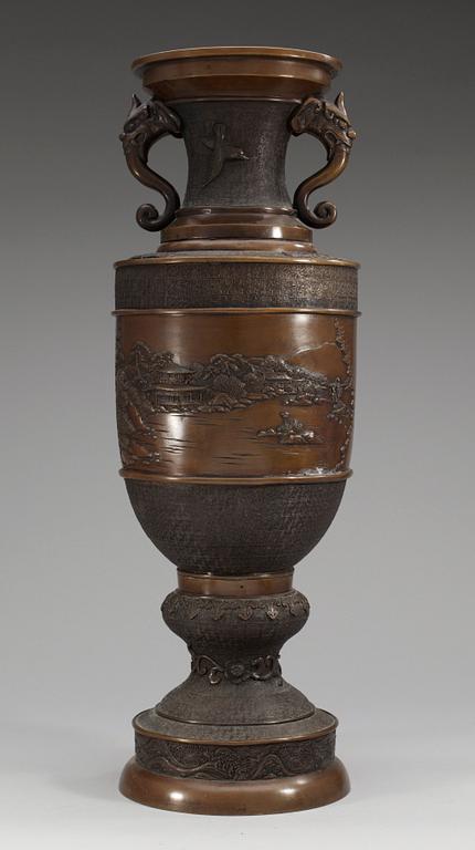 PRAKTVAS, brons. Japan, Meiji.