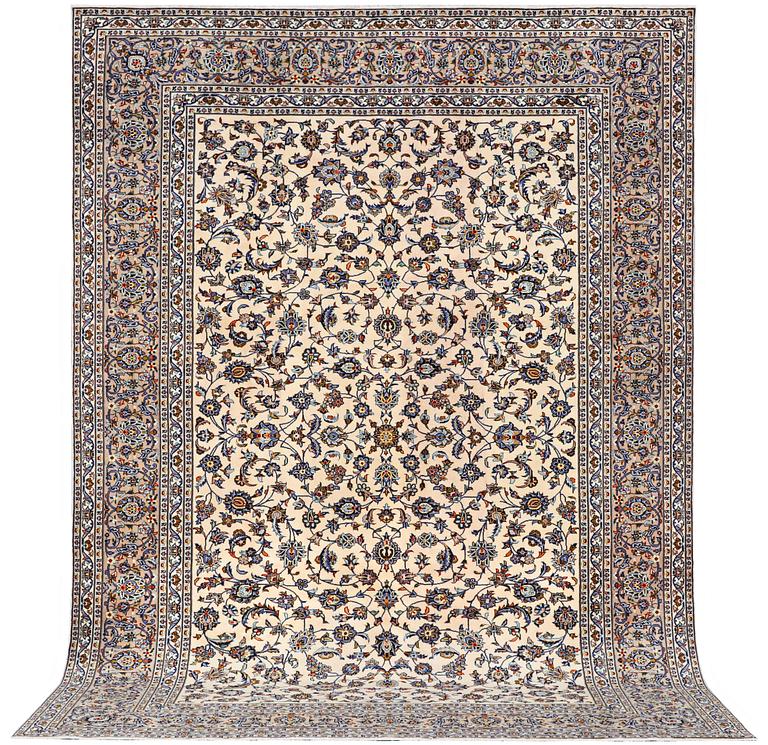 A Kashan carpet, c. 400 x 280 cm.