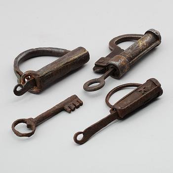 HÄNGLÅS, 3 st, allmoge, järn,  1700-/1800-tal.