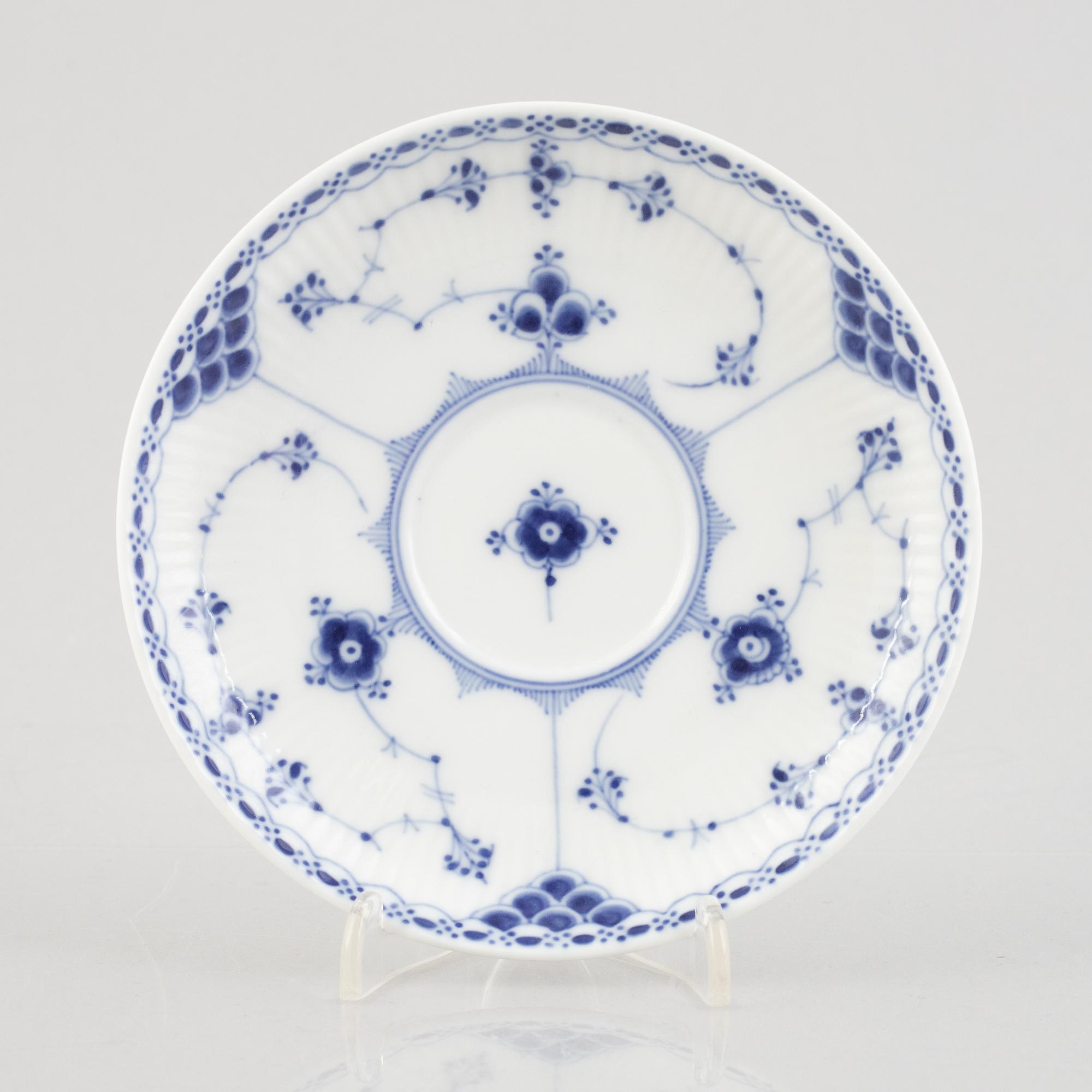 A group of three 'Blue Fluted Half Lace' / 'Musselmalet' tea cups with saucers, Royal Copenhagen, 1893-1900.