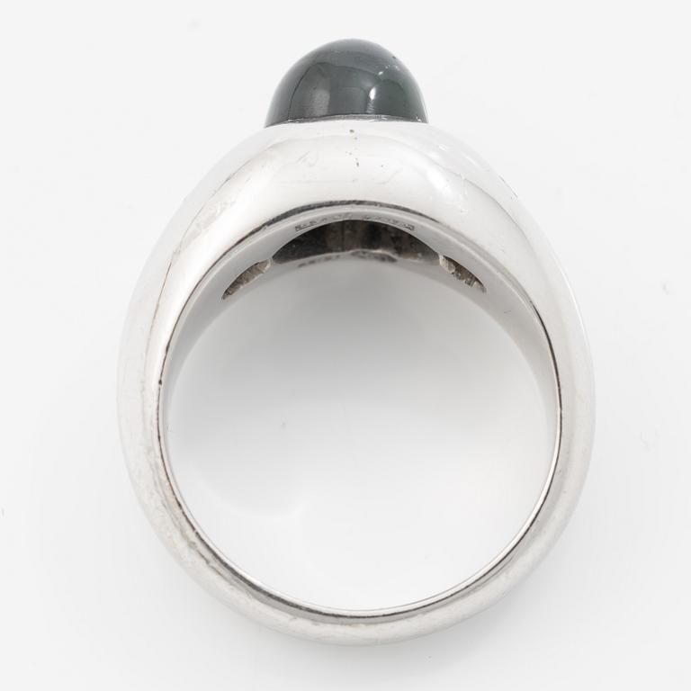 Ring, 18K white gold, set with brilliant-cut diamonds and a cabochon-cut sapphire.
