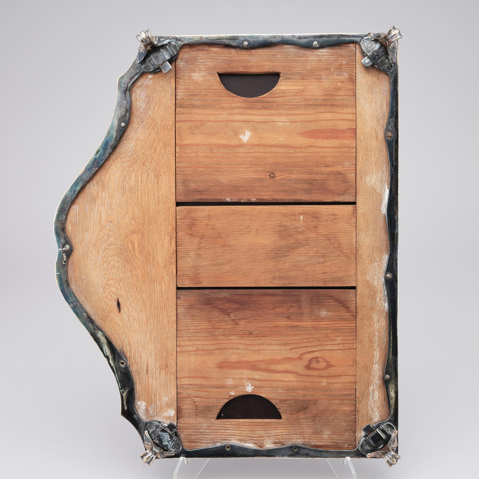 Bordsplateau, tre delar, i argent haché, 1700-tal.
