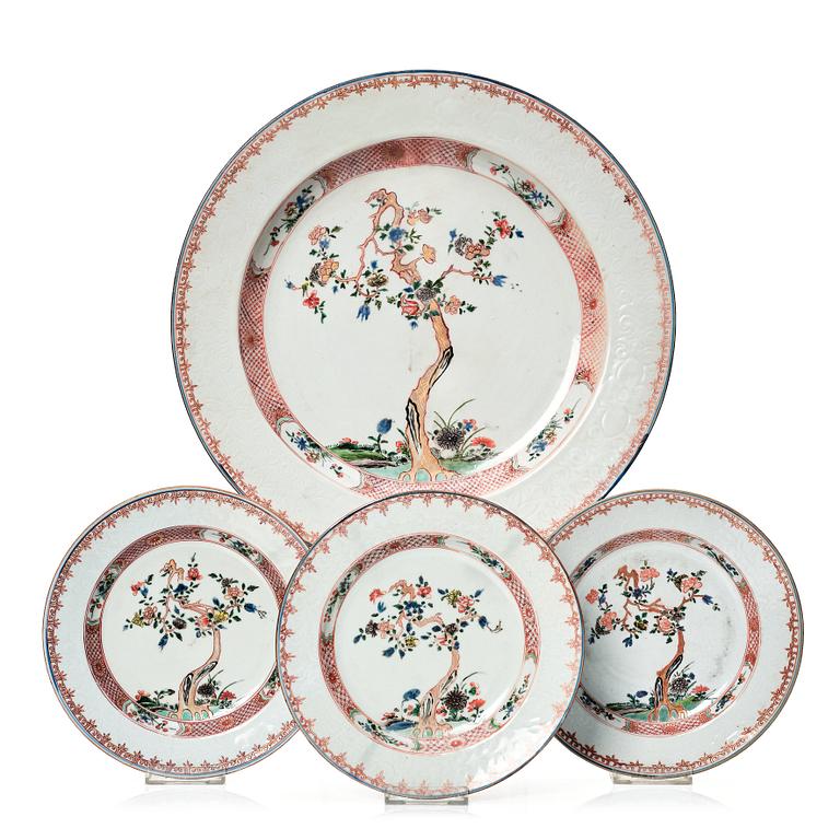 A large famille verte dish and tree plates, Qing dynasty, Kangxi (1662-1722).