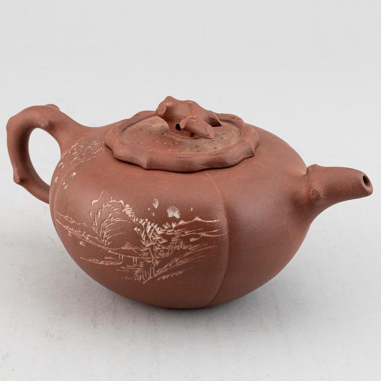 A Chinese yixing teapot with cover, 20th century.