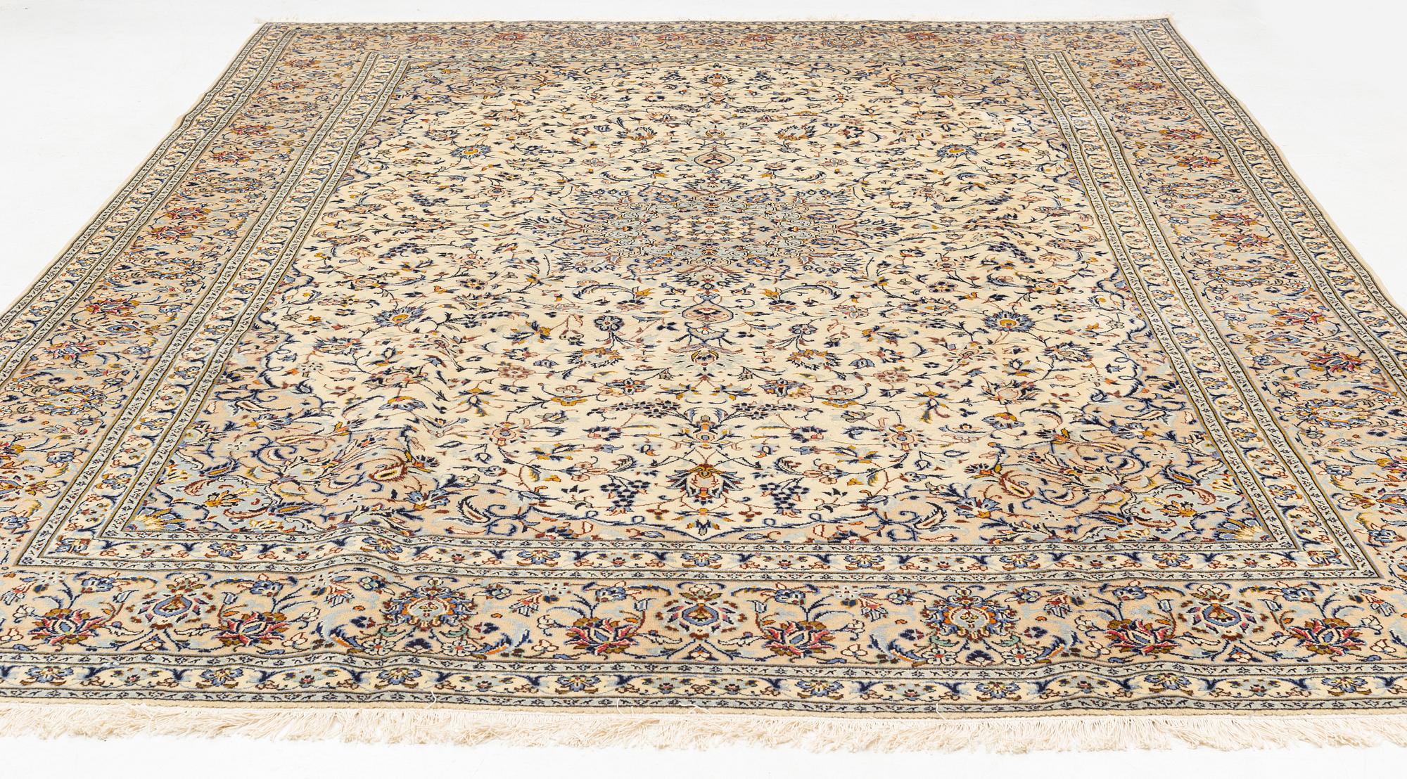 A carpet, semi-antique, Kashan, ca 398 x 281 cm.