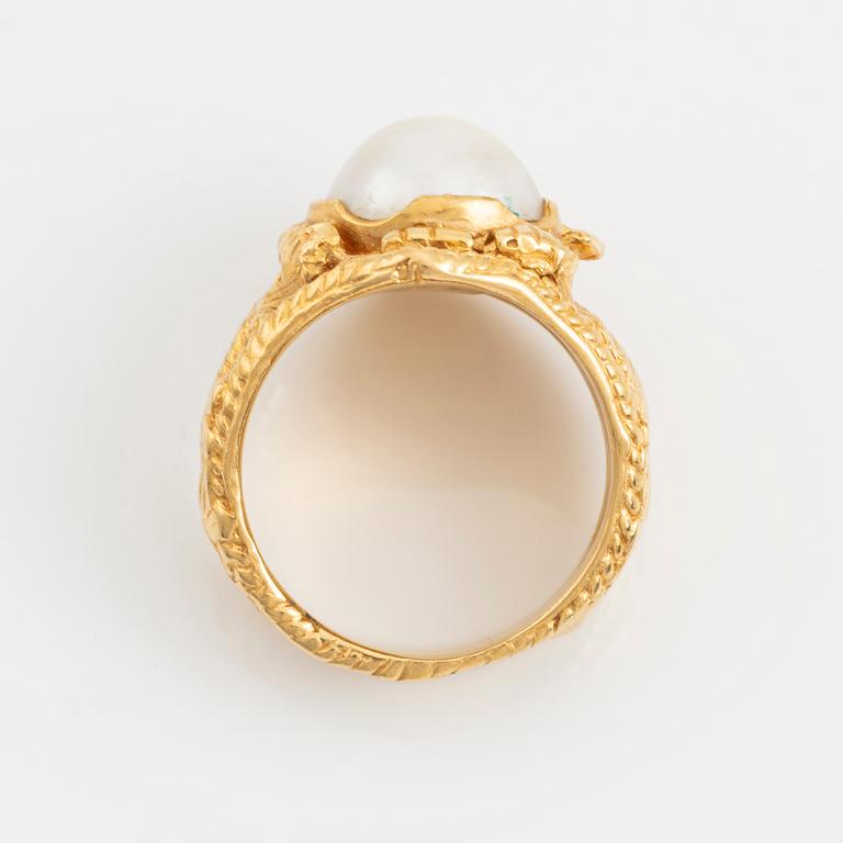 Ring 18K gold with a cultured pearl.