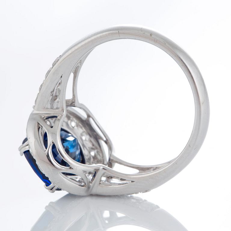 Ring med en fasettslipad safir 4.99 ct enligt uppgift och runda briljantslipade diamanter.