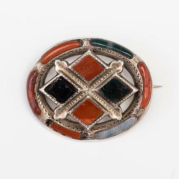 A BROOCH set wiht jasper, heliotrop and agate.