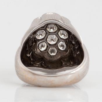 Bucherer ring 18K vitguld med runda briljantslipade diamanter total vikt ca 1.50 ct.