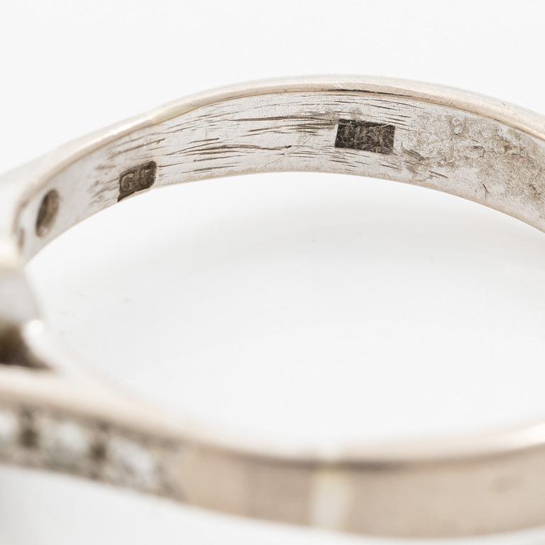Ring in 18K white gold set with a brilliant-cut diamond.