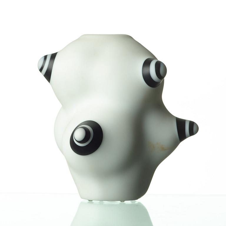 A unique Per B Sundberg glass vase, Orrefors 2003.