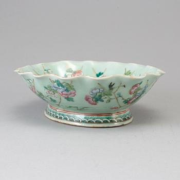 A famille rose bowl, late Qing dynasty, circa 1900.