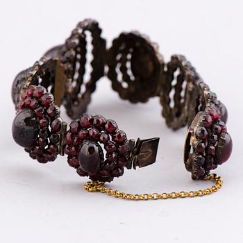 A BRACELET, garnets, metal, 19th century.