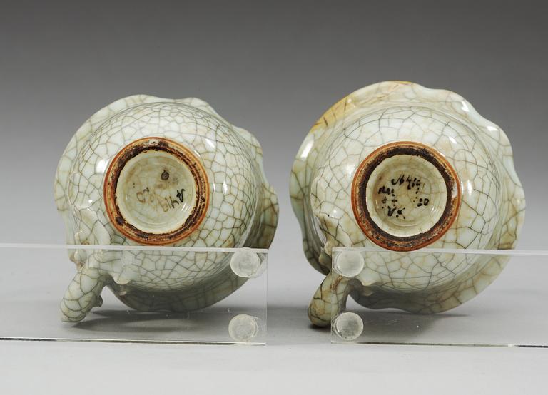 A pair of ge-glazed cups, Qing dynasty.