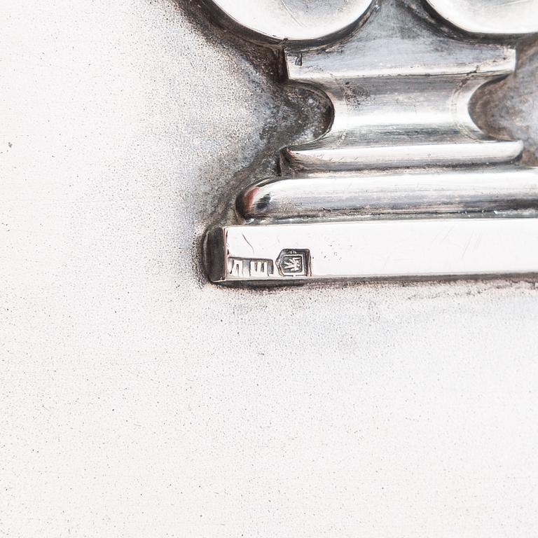 Cigarettetui, silver, med lyra stämplad i Kiev 1828-1887, etuiet stämplat Pjotr Baskakov, Moskva 1908.