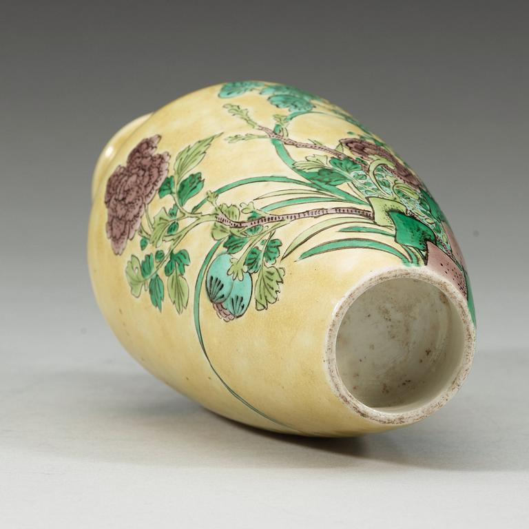 A famille verte vase, Qing dynasty (1644-1912).