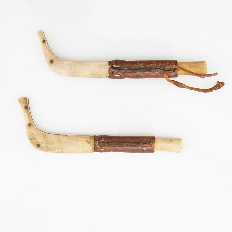 Miniature half-horn knives, 2 pcs. and three bone rings including Nikolaus Fankki.