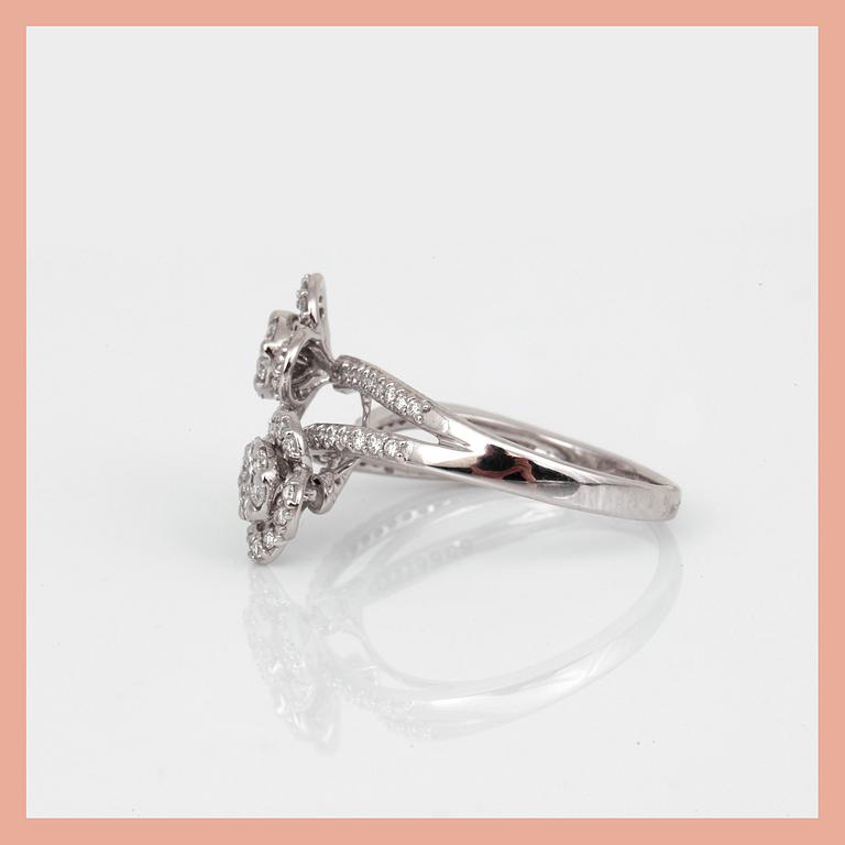 RING, 14K vitguld med olika slipade diamanter, tot ca 1,00 ct. Tota vikt ca 3,67 g.