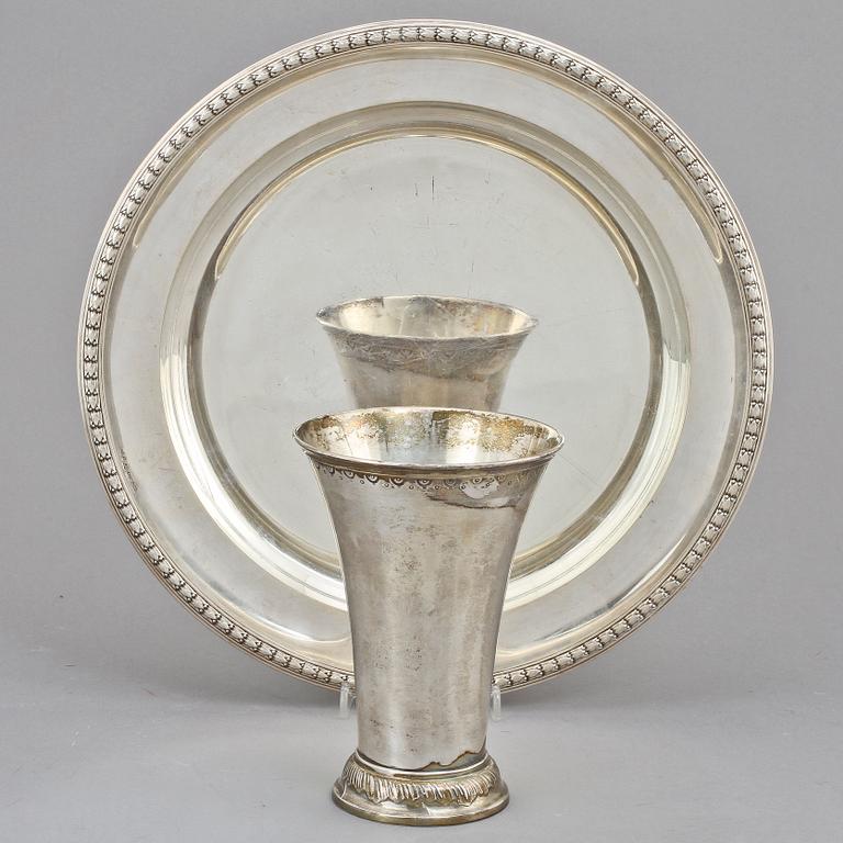 POKAL samt BRICKA, silver, C G Hallberg, Stockholm, 1917 resp 1957. Vikt 891 g.