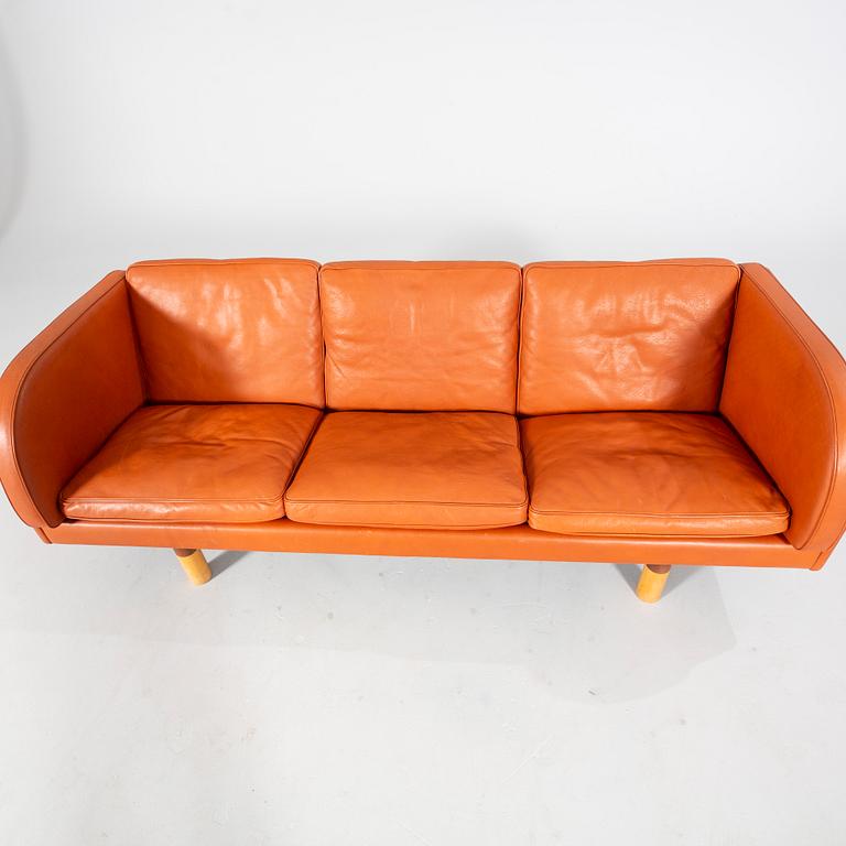 A "EJ20" sofa and armchair by Jørgen Gammelgaard for Erik Jørgensen from the late 20th century.