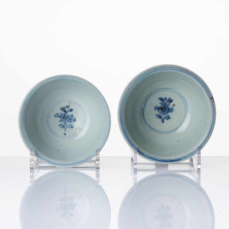 A pair of blue and white bowls. Ming dynasty, 16th century.