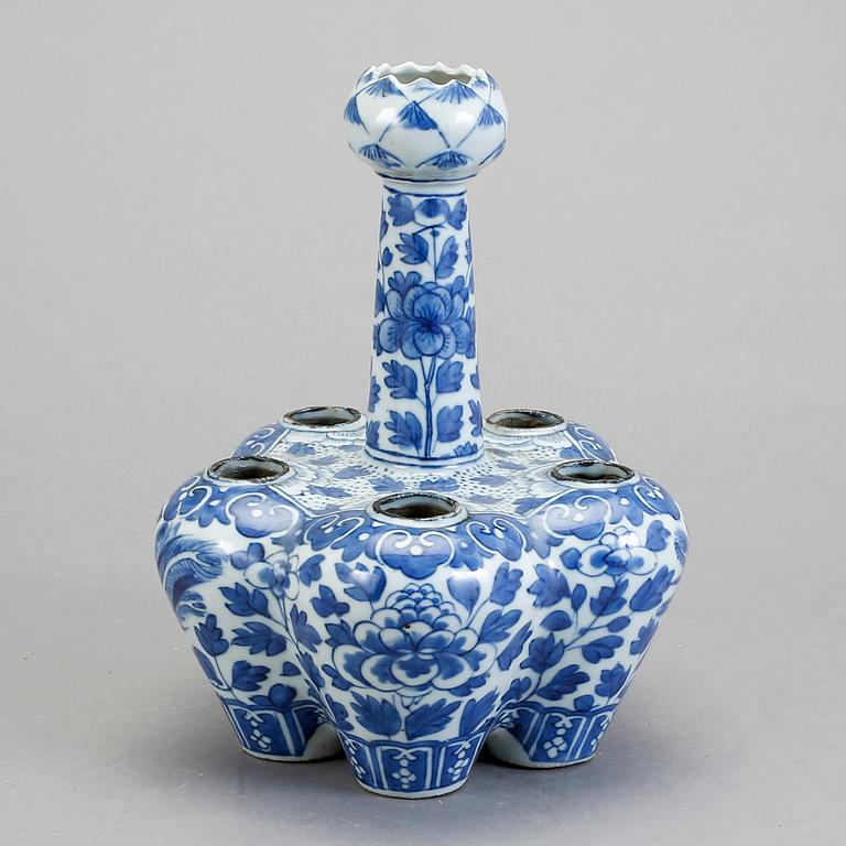 TULPANVAS, porslin, Kina sent 1800-tal.