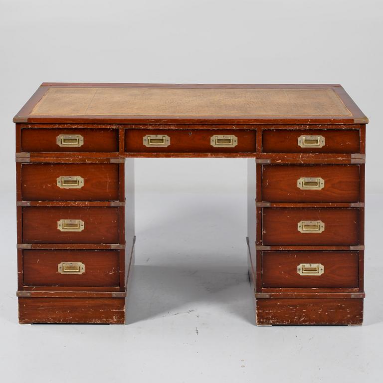 SKRIVBORD, engelsk stil, 1900-talets andra hälft.