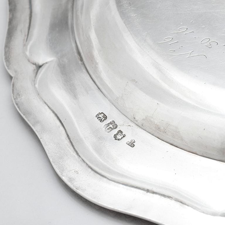 Two English 18th century silver plate/dish, mark of Edward Wakelin, London 1754.