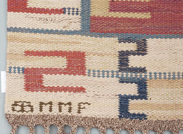 CARPET. "Röda Esset". Flat weave (rölakan). 264 x 187,5 cm. Signed AB MMF.