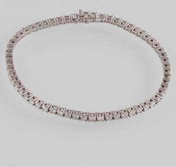 ARMBAND, 18K vitguld med briljantslipade diamanter ca 4.60 ct. Vikt 12,2 gram.