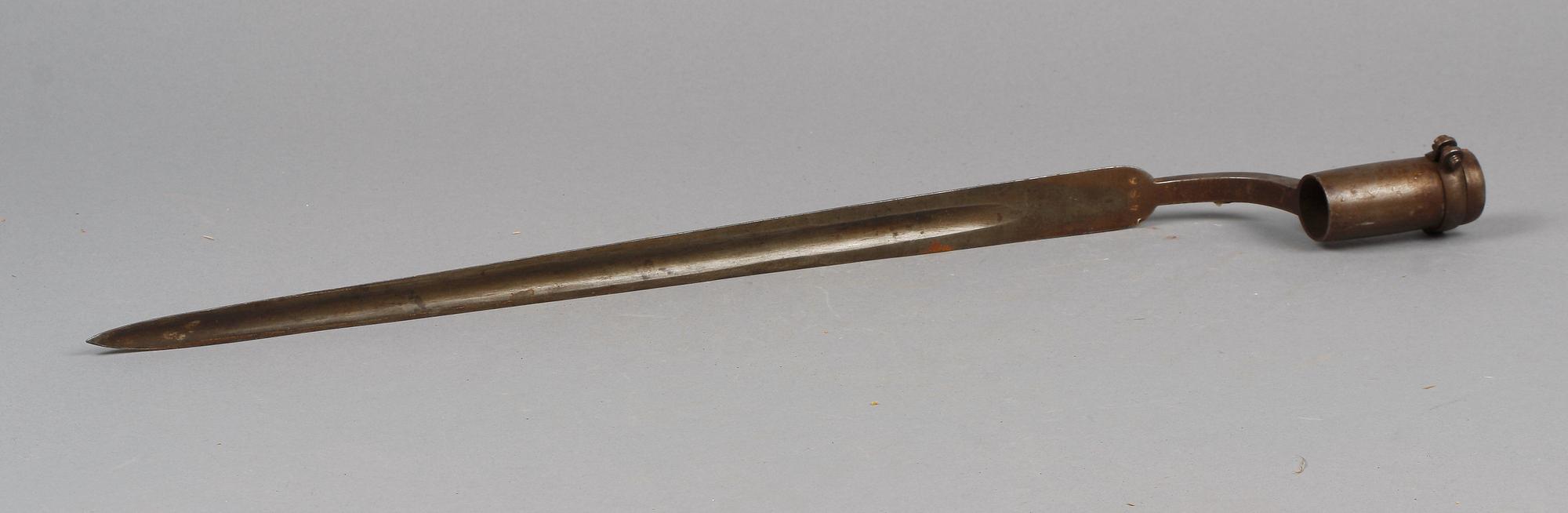 EPÅLETTER, ett par samt BAJONETT, bl a Italien. 1800/1900-tal.