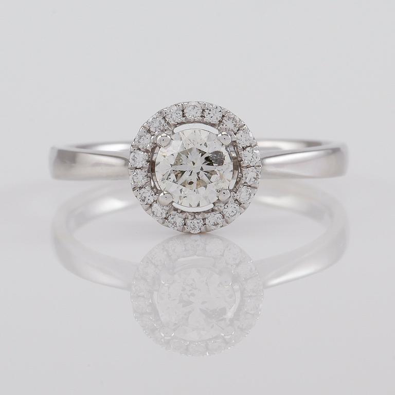 RING, 18K vitguld och diamanter tot ca 0.58 ct. varav en ca 0.48 ct.