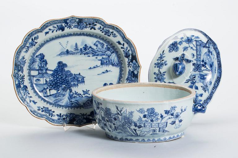 TERRIN med LOCK och FAT, porslin, Kina Qianlong (1735-1796).