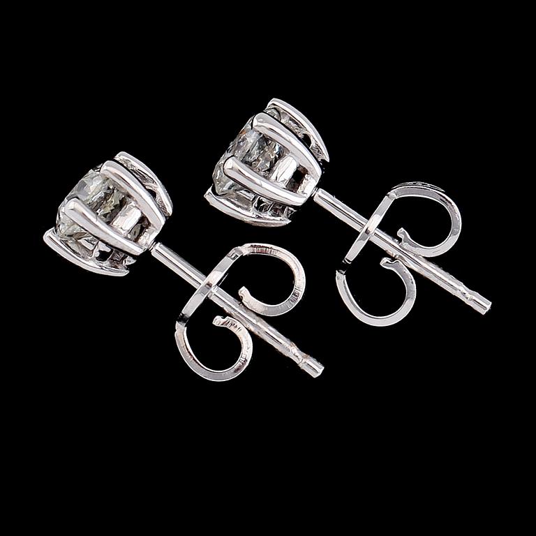 ÖRHÄNGEN, 1 par, 18K vitguld, briljantslipade diamanter tot ca 1.03 ct.