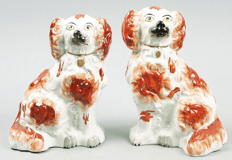 FIGURINER, ett par. Flintgods. Staffordshire-stil. 1800/1900-tal.