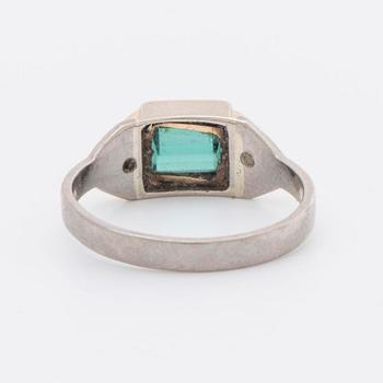 2 RINGAR 18 K vitguld, 1 turmalin ca 5 x 6 mm samt 2 diamanter 8/8, 1 slät ring.