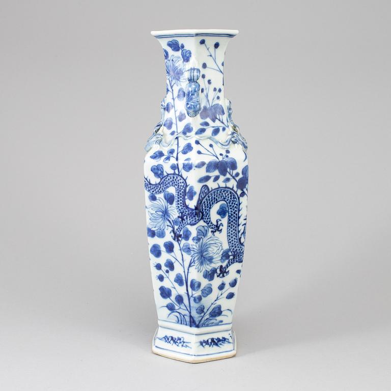 A blue and white vase, Qing dynasty, 19th century.