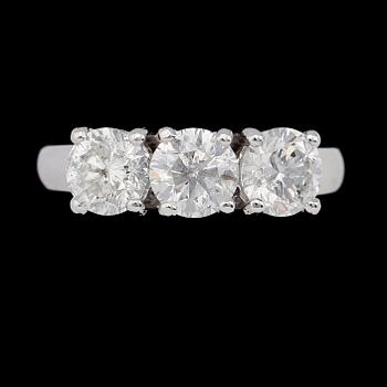 RING, 18K vitguld, tre briljantslipade diamanter tot ca 3.03 ct.