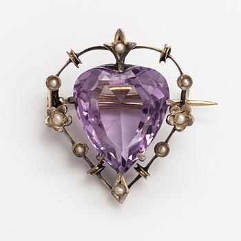 A necklace, bracelet and two brooches in gilded silver and with amethysts and pearls.