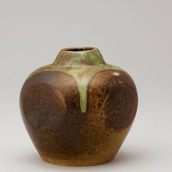 An Anders & Bess Wissler stoneware vase, Mariefred 1915.