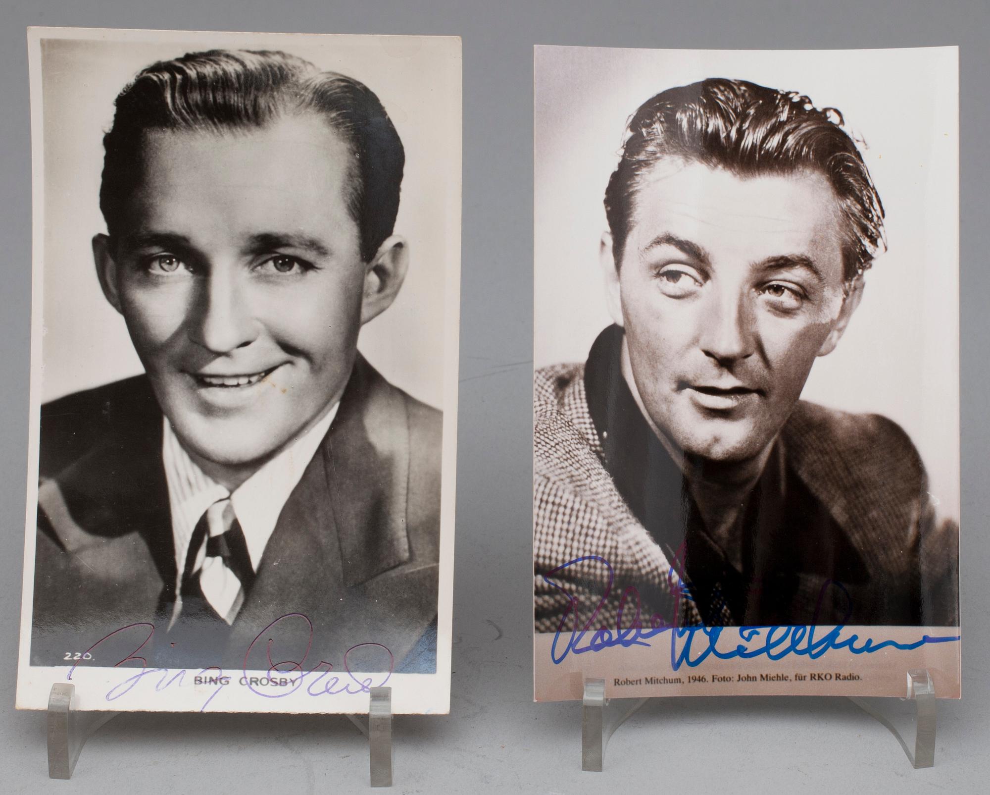 FOTOGRAFIER MED AUTOGRAFER, egenhändigt signerade av Robert Mitchum samt Bing Crosby, 1900-tal.