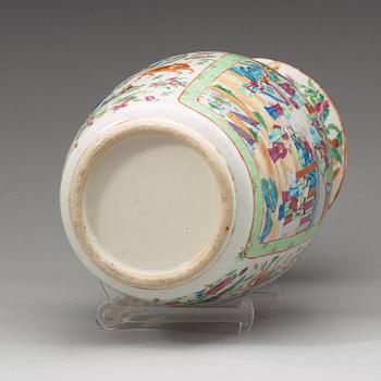 A famille rose Canton vase, Qing dynasty, 19th Century.