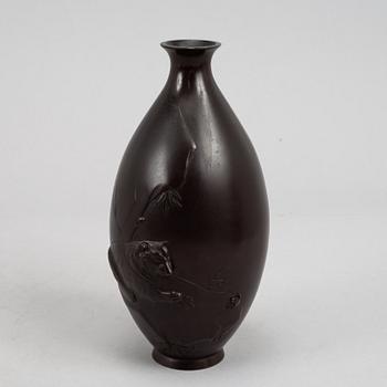 A pair of Japanse bronze vases, Meiji period (1868-1912).
