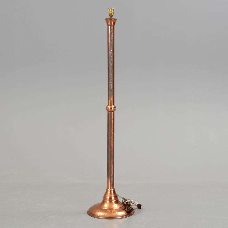 GOLVLAMPA, koppar, 1900-talets första hälft.