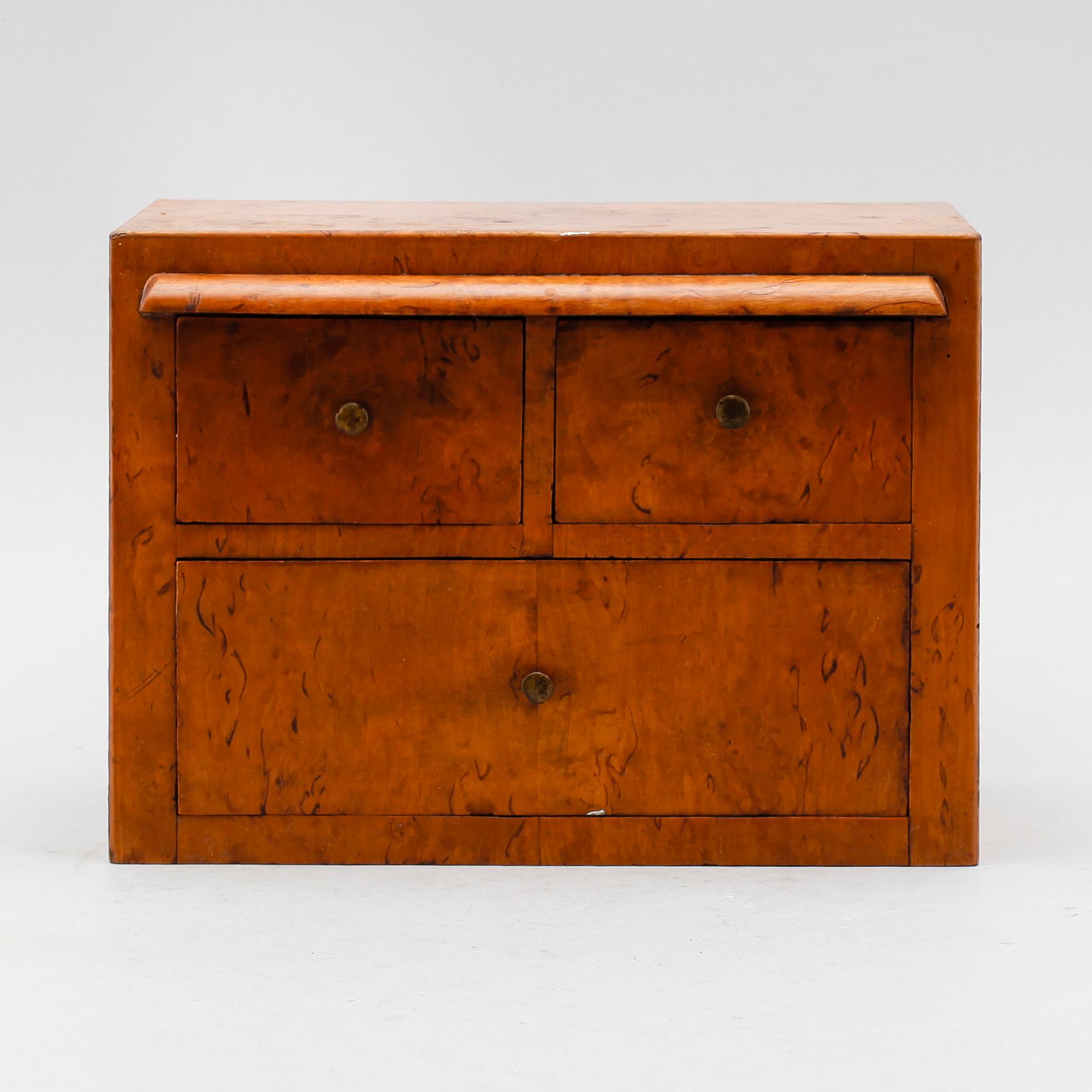 MINIATYRBYRÅ, masurbjörk, 1800-talets mitt.