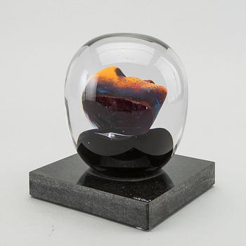 BERTIL VALLIEN, a signed glass sculpture.