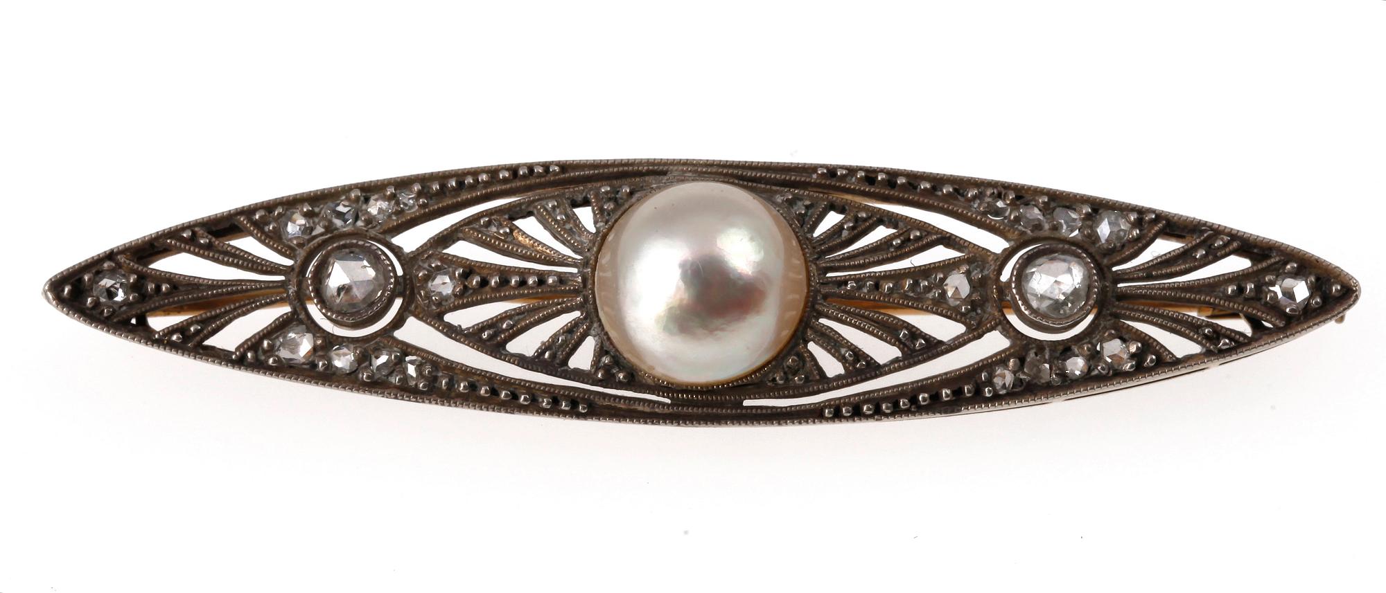 BROOCH, 18k gold with rose cut diamonds and cultured mabe pearl, 1920's.